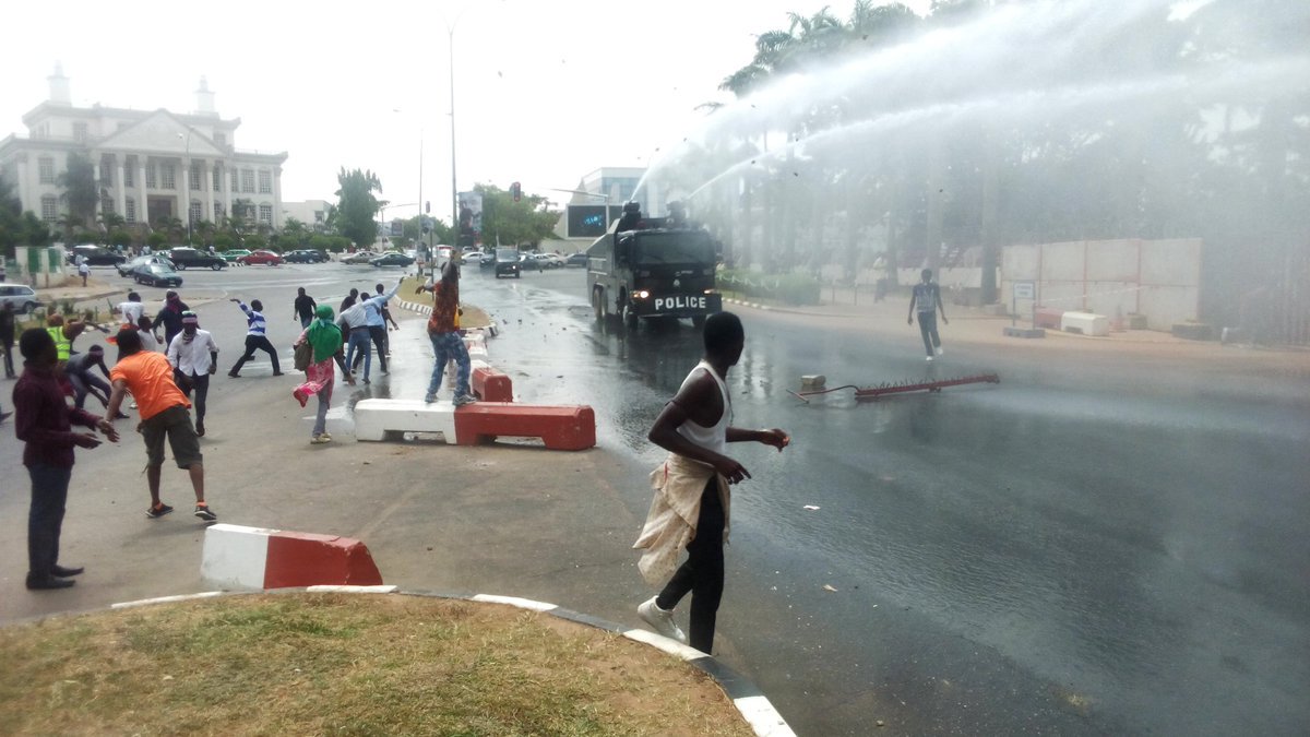 BREAKING: Face-off between protesting Shiite Muslims and men of the Nigerian Police Force (Videos)  %Post Title
