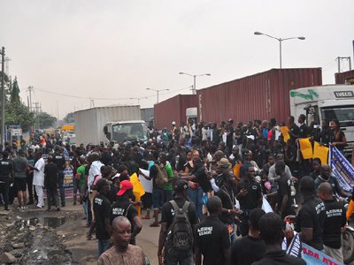 Lagos residents in street protest over Apapa gridlock %Post Title