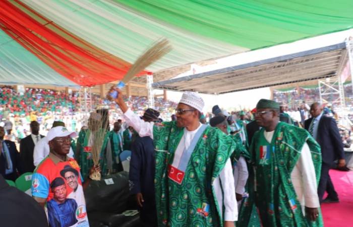 PDP lawmakers join APC as President Buhari campaigns in Ekiti %Post Title