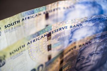Rand Falls as Moody’s Sounds Alarm on South African Economy  %Post Title