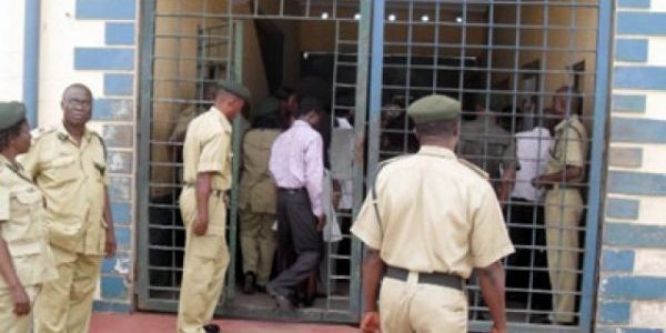 Old inmates gang up, attempt jailbreak in Aba  %Post Title