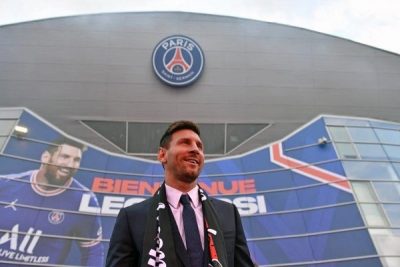 PHOTOS: Lionel Messi meets PSG fans  %Post Title