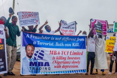 PHOTOS: Victims of ‘forex scam’ protest at EFCC headquarters  %Post Title