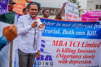 PHOTOS: Victims of ‘forex scam’ protest at EFCC headquarters  %Post Title